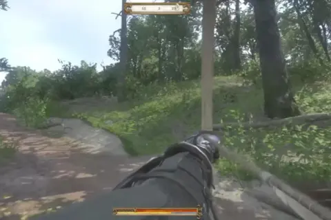 Postać w Kingdom Come: Deliverance celuje z łuku przez las. Widoczny jest kompas i pasek zdrowia.