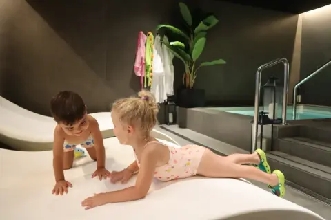 Dos niños disfrutan de un día de relax en un spa infantil en Valencia.