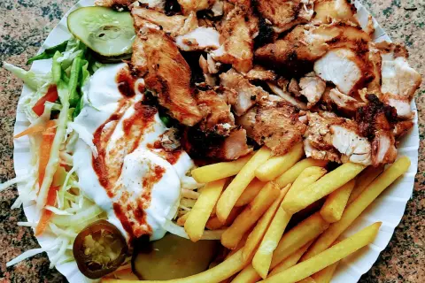 Ile kalorii ma kebab z frytkami? Zaskakujące wartości, które musisz znać