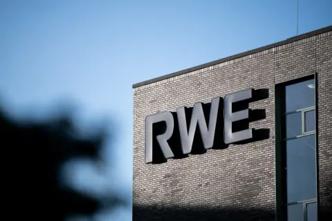 Das RWE-Logo auf einem Backsteingebäude. Möglicherweise im Zusammenhang mit dem RWE Tarifvertrag.