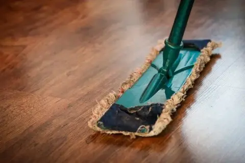 Jaki mop do podłogi drewnianej? Wybierz bezpieczny! Poradnik Zuzanny
