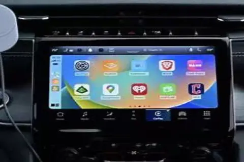 Ekran samochodu z ikonami aplikacji, w tym nawigacją i muzyką. To właśnie co to jest CarPlay – integracja telefonu z autem.