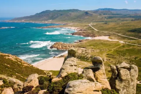 Costa salvaje con playas y mar turquesa, ideal para explorar los pueblos cerca de Malpica.