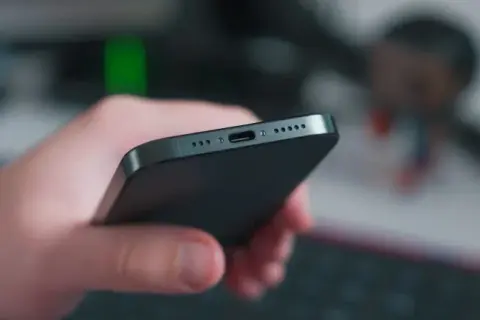 Najlepsza ładowarka do iPhone 15 Pro Max – uniknij słabego ładowania