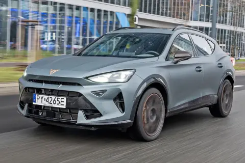 Szary Cupra Formentor w ruchu miejskim. Sprawdź aktualną cupra formentor cena i możliwości tego SUV-a.