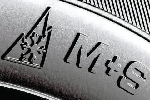 Opona z symbolem płatka śniegu i oznaczeniem M+S. Czy w Niemczech można jeździć na oponach wielosezonowych? Tak, jeśli mają odpowiednie oznaczenia.