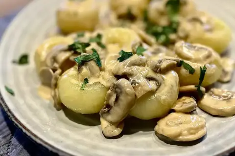 Kluseczki śląskie z sosem grzybowym i natką pietruszki. Idealne jako dodatek do pieczonego mięsa, np. schabu lub karkówki.