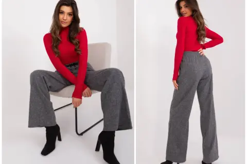 Eleganckie stylizacje z szerokimi, szarymi spodniami i czerwoną bluzką.