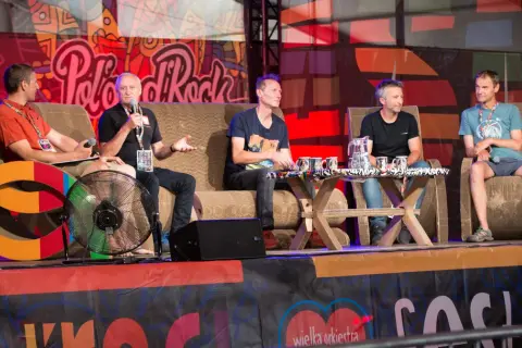 Pięciu mężczyzn siedzi na scenie podczas panelu dyskusyjnego "Akademia Chłopskiego Rozumu".