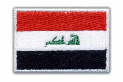 Naszywka z flagą Iraku. Trzy poziome pasy: czerwony, biały z zielonym napisem "Allahu Akbar" i czarny.