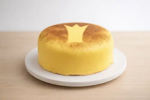 Gul tårta med krona och kanel. Ett recept på en Karl Gustav tårta som ser kunglig ut.