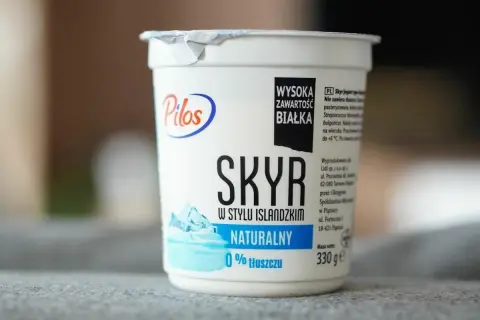 Pilos Skyr Naturalny, 0% tłuszczu. Czy skyr jest lekkostrawny? Tak, ten islandzki jogurt jest bogaty w białko i łatwo przyswajalny.