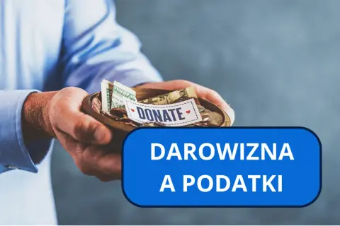 Dłonie trzymają miseczkę z pieniędzmi i napisem "DONATE". Pod spodem niebieski prostokąt z tekstem "DAROWIZNA A PODATKI", sugerujący kwestie grup podatkowych darowizna.