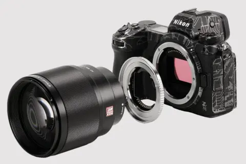 Nikon Z aparat z obiektywem i adapterem do aparatu.