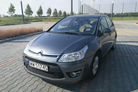 Szary Citroen C4 na parkingu. Wiele osób szuka **citroen c4 opinie** przed zakupem.