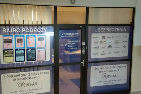 Witryna biura podróży i ubezpieczeń z ofertami i logotypami firm.