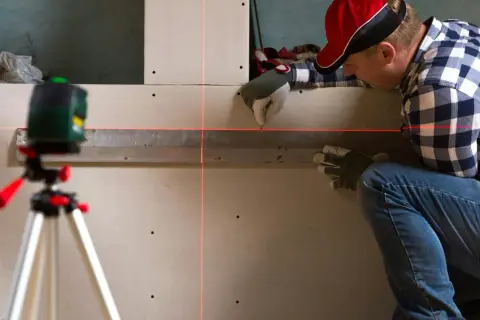 Jak wybrać poziomicę? Poradnik dla majsterkowicza i fachowca