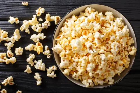 Pyszny popcorn w misce, idealny do filmu. Dowiedz się, jak zrobić popcorn w garnku, by cieszyć się domową przekąską.