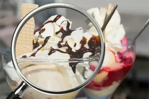Ile kalorii ma gałka lodów? Zaskakujące różnice między smakami