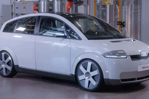 Białe Audi A2 z unikalnymi felgami i podświetlanym logo Audi.