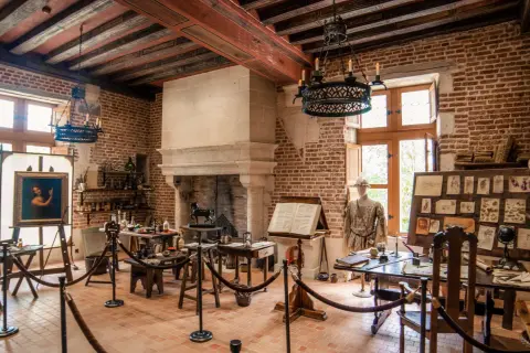 Atelier reconstitué au Clos Lucé, Amboise. Peinture, livres, maquettes, esquisses. Idéal pour planifier la durée de votre visite.