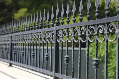 Eleganckie, kute ogrodzenie, idealne jako wzór umowy z sąsiadem na ogrodzenie.