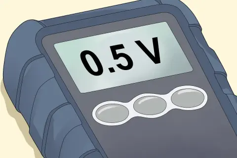 Multimètre affichant 0.5V, utile pour tester le solénoïde démarreur.