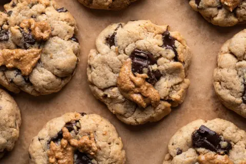 Saftige Schoko-Erdnussbutter-Cookies, perfekt für jedes Cookies Rezept.