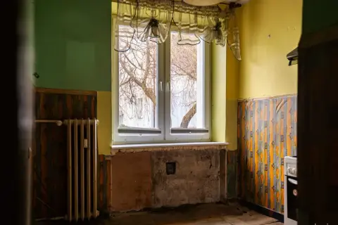 Moje nowe mieszkanie komunalne do remontu. Okno z widokiem na drzewa, stara tapeta i kaloryfer. Czas na zmiany!