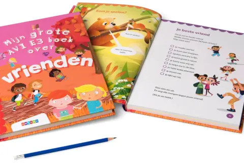 Drie boeken, waaronder een AVI plus boek over vrienden, met illustraties van kinderen en dieren.