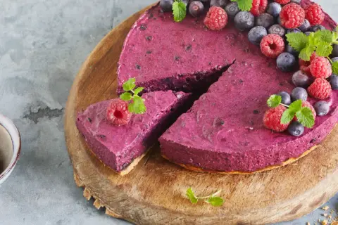 Beeren-Torte, ein köstliches Beispiel für einfache torten rezepte, verziert mit frischen Beeren und Minze.