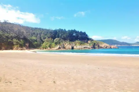Arena dorada, mar turquesa y acantilados verdes. Un paraíso natural en las playas de O Vicedo, perfecto para desconectar.