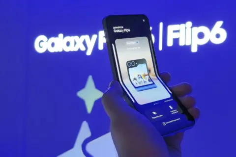 Składany iPhone, a właściwie Galaxy Flip6, prezentuje swoje możliwości. W tle logo Galaxy Flip6.