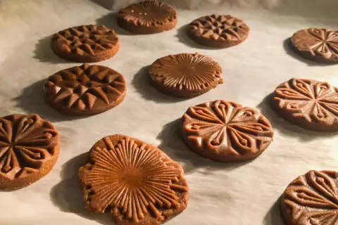 Szybkie i proste ciasteczka z wzorami na papierze do pieczenia.