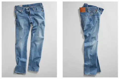 Två par ljusblå jeans, ett framifrån och ett bakifrån. Perfekt för dig som vill krympa jeansen för en tajtare passform.
