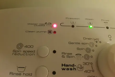 Kontrolki w zamrażarce Whirlpool: rozszyfruj sygnały i uniknij awarii