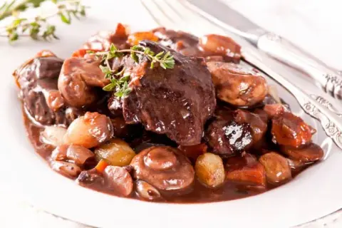 Wołowina po burgundzku: przepis krok po kroku | Sekret smaku