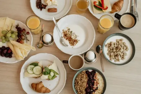 Frukostbuffé på Bohusgården restaurang med frukt, ost, ägg, yoghurt, granola, flingor och kaffe.