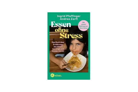 Ein Mädchen isst genüsslich Spaghetti. Das Buch "Essen ohne Stress" hilft Eltern, wenn Kinder essen.