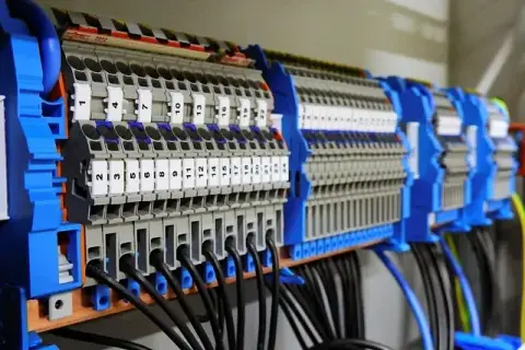 Ile kosztuje montaż skrzynki elektrycznej? Sprawdź, co wpływa na ceny