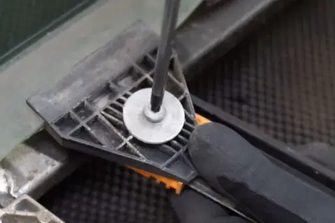Jak wymienić mechanizm podnoszenia szyby Audi A4 B6 lewy przód i zaoszczędzić