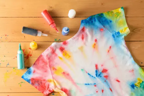 Wybielacz do tie-dye: jaki wybrać i jak zrobić idealny wzór?