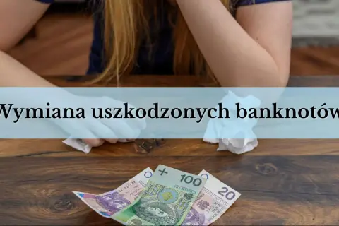 Uszkodzone banknoty 100 i 20 zł leżą na drewnianym stole. Dowiedz się, gdzie wymienić uszkodzony banknot.