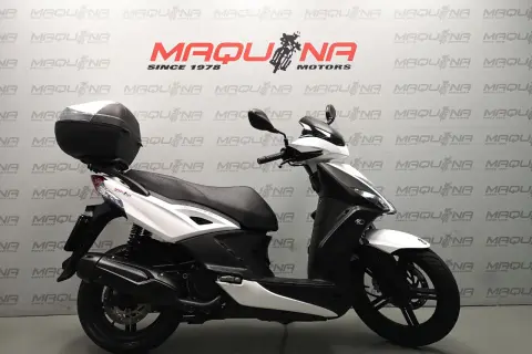 Scooter Kymco Agility City 125 blanca y negra, con maletero. Opiniones positivas para este modelo.