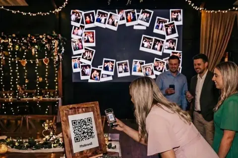 Gäste scannen QR-Code für eine interaktive Photowall – eine tolle Idee für das Hochzeitsprogramm!
