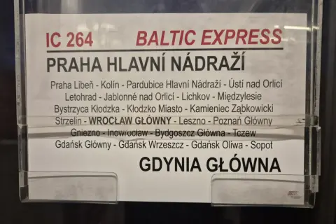Pociąg IC 264 "Baltic Express" z Gdańska do Pragi, z licznymi przystankami po drodze.