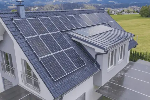 Casa moderna con tejados solares que capturan la energía del sol.