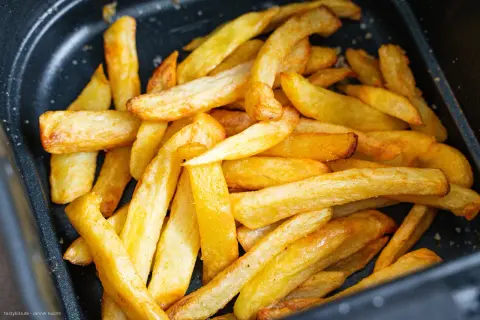 Goldgelbe, knusprige Pommes im Airfryer, bereit zum Genießen. Perfekt für einen schnellen Snack!