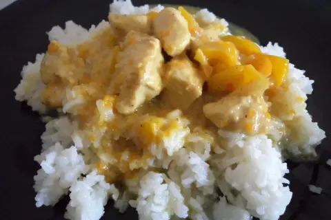 Pyszny kurczak curry z ryżem, idealny pomysł na obiad.