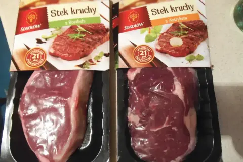 Dwa opakowania steka wołowego: z rostbefu i antrykotu. Pyszna polędwica czeka na grill.